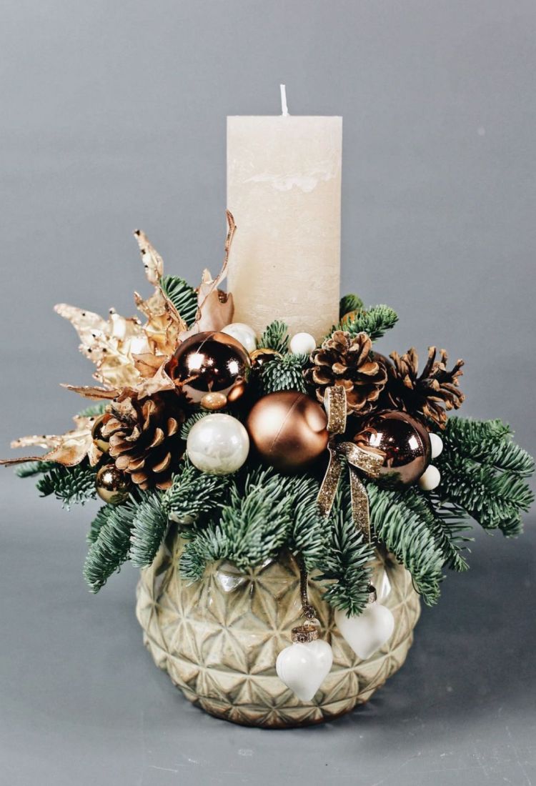 Weihnachtsgesteck mit Kerze bei Noreén