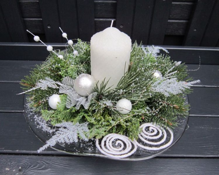 Weihnachtsgesteck mit Kerze bei Noreén